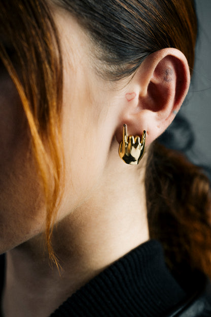 MINI GOLD HANDHORNS EARRING